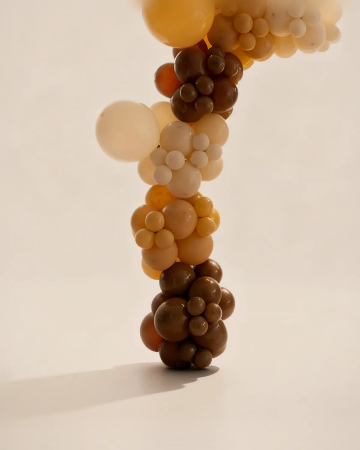 Arco de globos café y mostaza