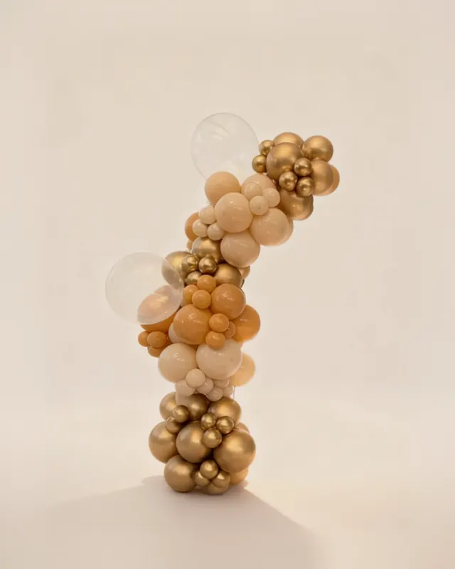Arco de globos dorado y crema