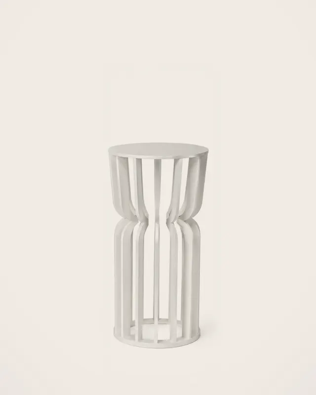 Mesa blanca de barrotes mediana