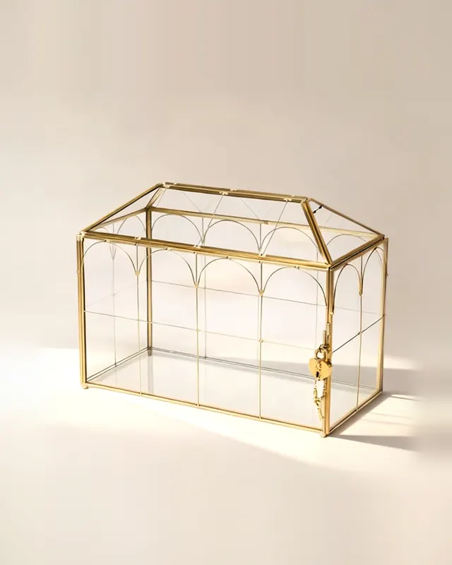 Buzón de sobres dorado